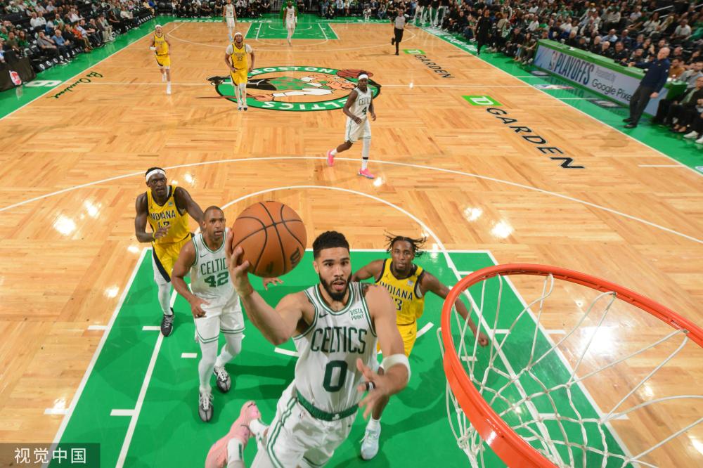 游客兴奋地 游客兴奋地