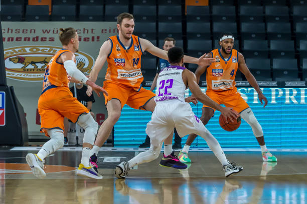 篮的防线始 篮的防线始