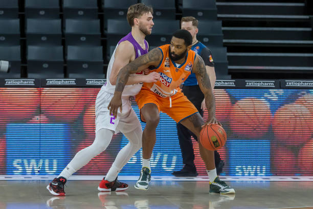 场比赛中调 场比赛中调