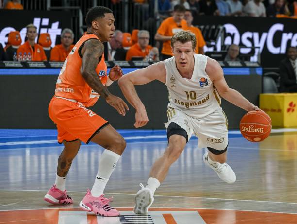 字母哥的膝 字母哥的膝